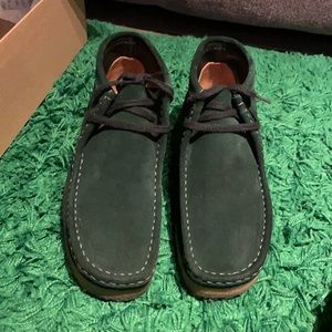 Clarks wallabee boot green size 8. Worn but in great condition